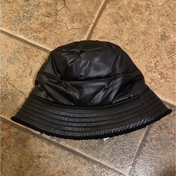 NWT UGG Women\'s Reversible Fabric and Sherpa Bucket Hat sz L/XL main image 4
